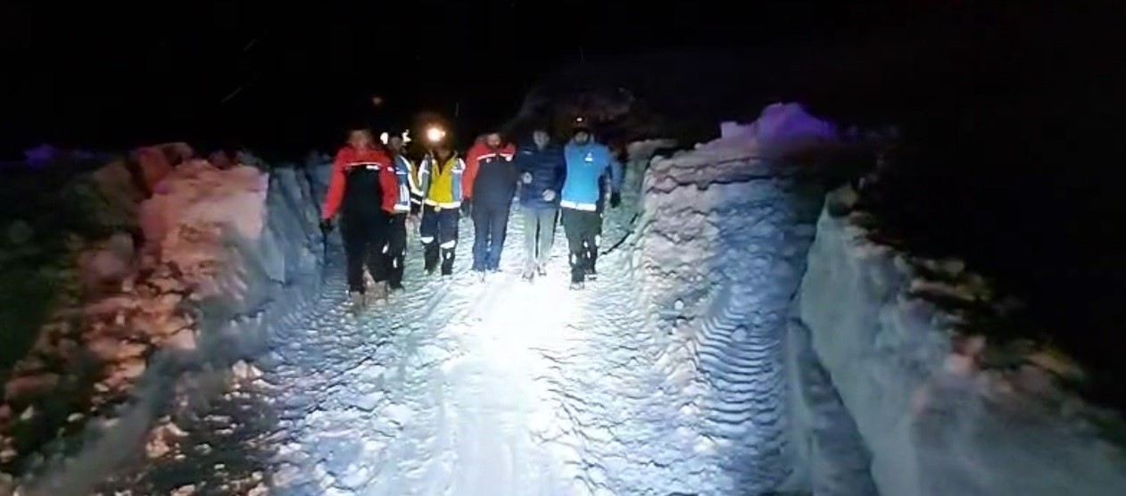ekipler yogun sis ve kar altinda 3 kilometre yuruyup hastaya ulasti 4 D61TYbyH