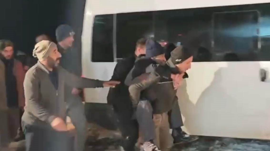 ekipler yolu acti 90 yasindaki hasta sirtta tasinarak saglik ekibine ulastirildi 0 NEdtAmEn