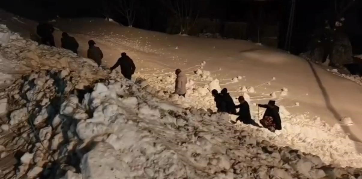 ekipler yolu acti 90 yasindaki hasta sirtta tasinarak saglik ekibine ulastirildi 1 9TbpnlMB