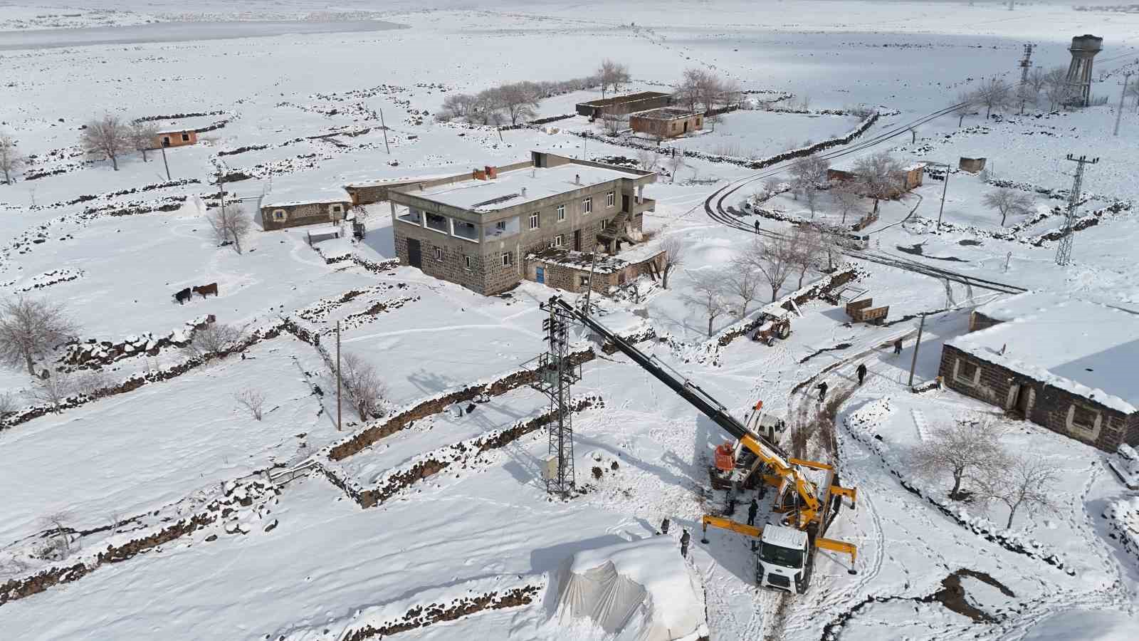 ekipler zorlu hava sartlarinda enerji hatlarini onariyor 1 RsJrVVAS