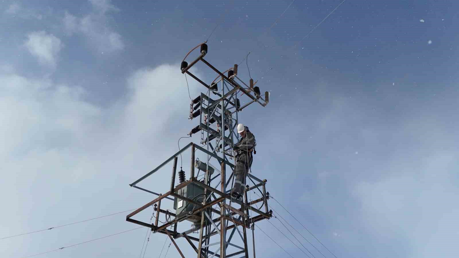 ekipler zorlu hava sartlarinda enerji hatlarini onariyor 2 8bEi4yKC