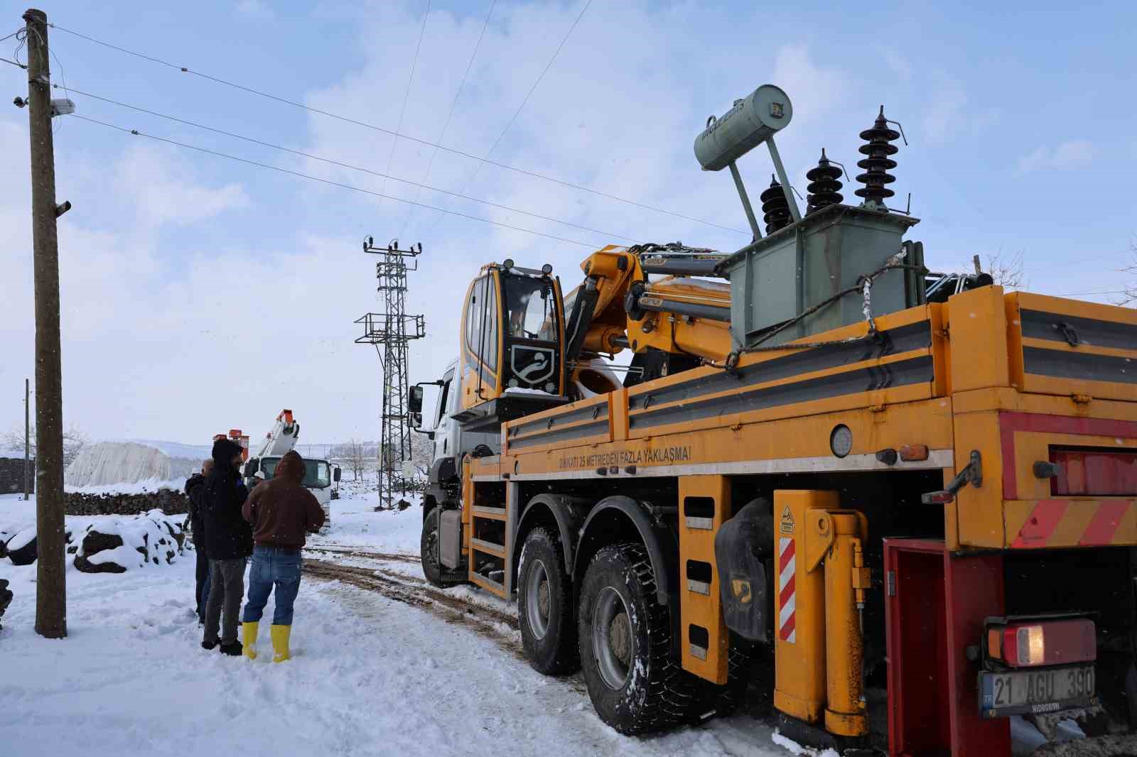 ekipler zorlu hava sartlarinda enerji hatlarini onariyor 4 lTrVW1vr