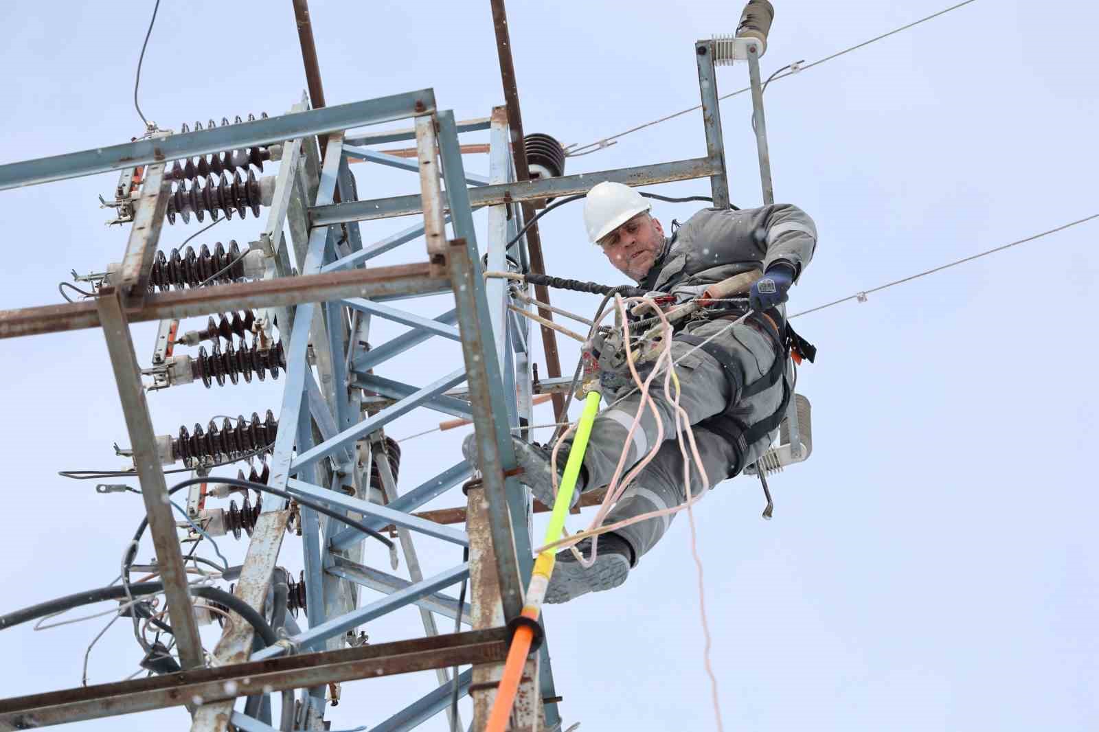 ekipler zorlu hava sartlarinda enerji hatlarini onariyor 5 am4Xrpbw