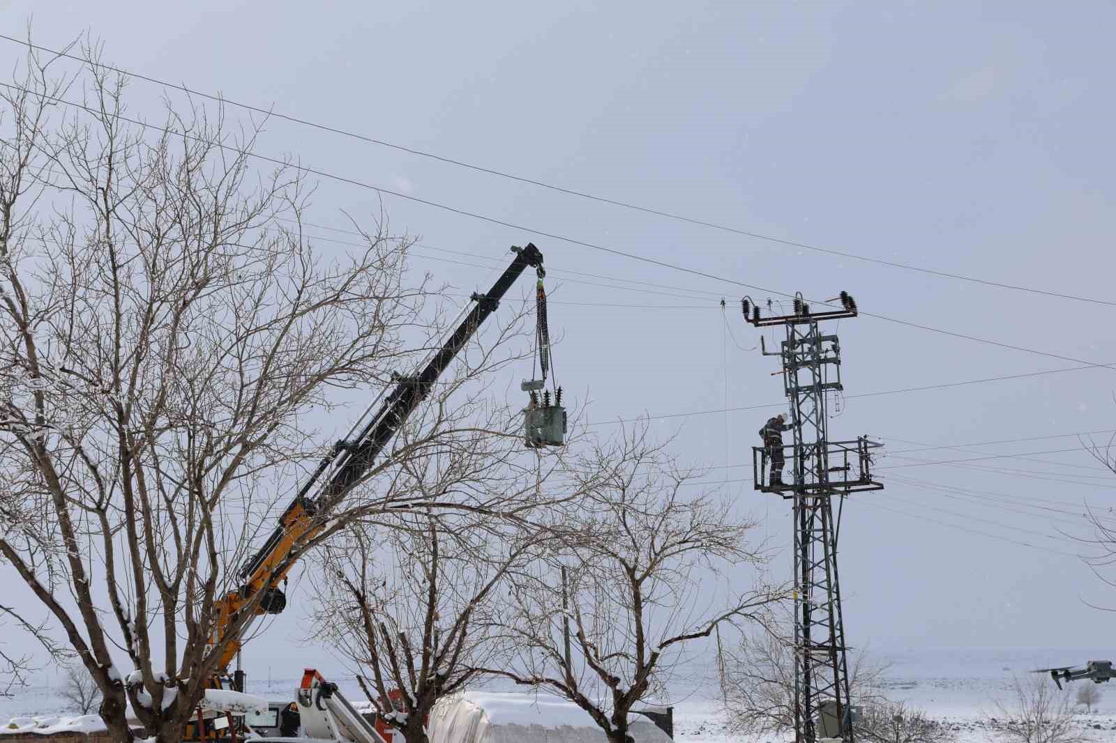 ekipler zorlu hava sartlarinda enerji hatlarini onariyor 6 WzzpB1Ym