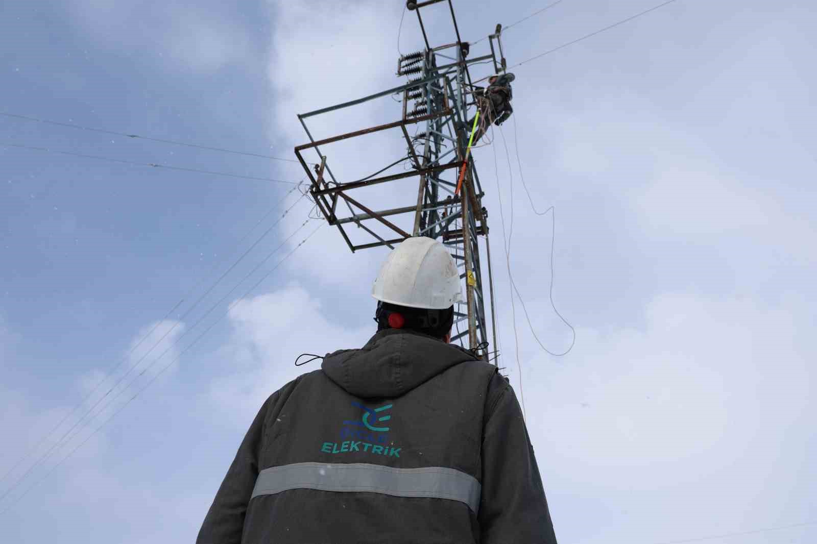 ekipler zorlu hava sartlarinda enerji hatlarini onariyor 7 RQu229ms