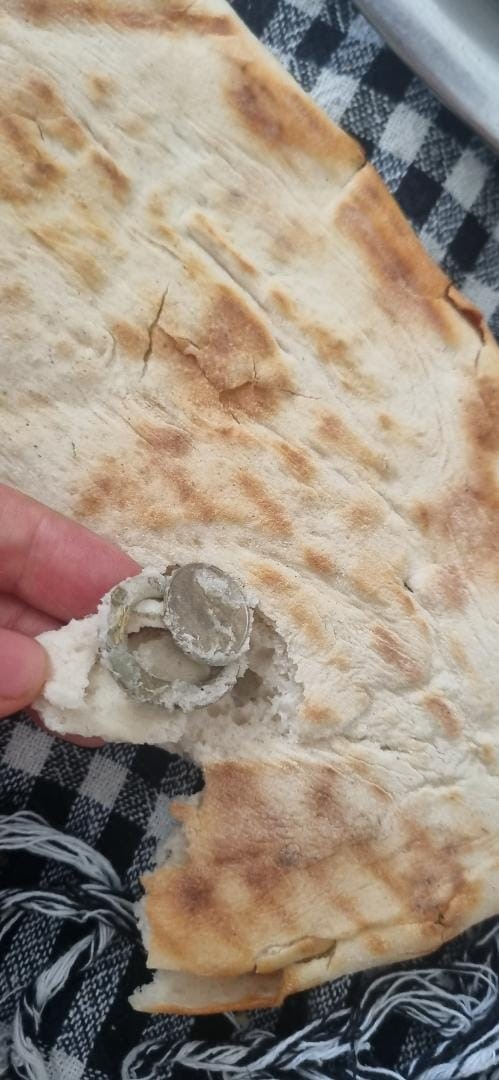 ekmegin icerisinden bozuk para halkasi cikti 0 CQhUKX8D