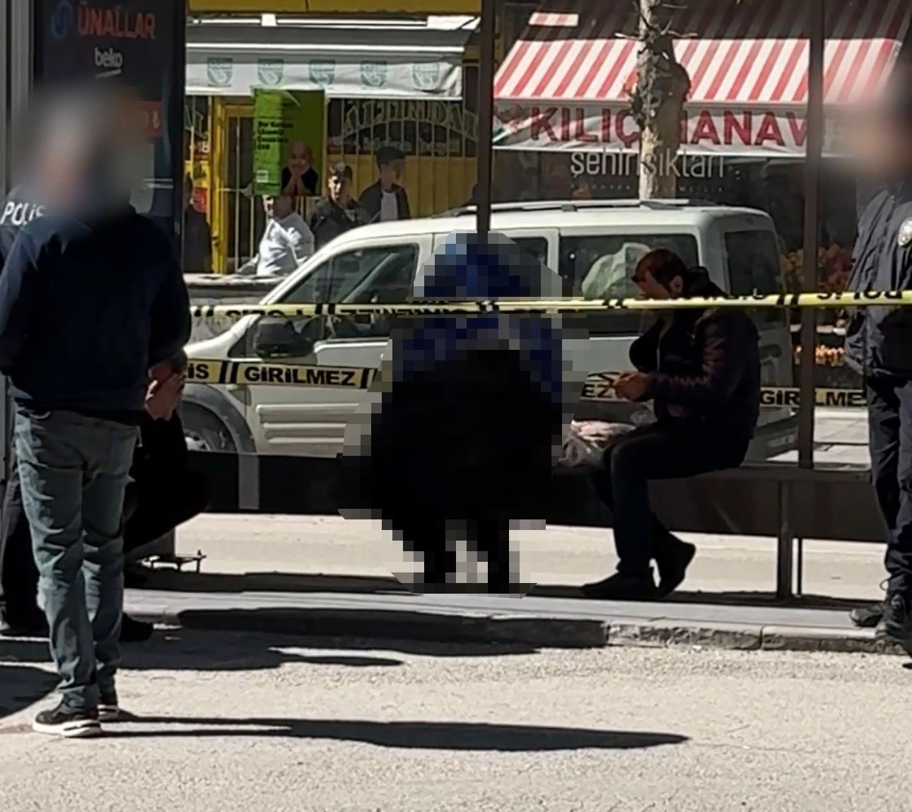 ekmek almaya cikan yasli adam durakta oturur vaziyette olu bulundu 0 GM7OpH64