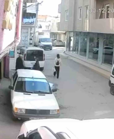 ekmek-arabasinin-kapisi-boyle-yere-serdi-BLLvdKye.jpg