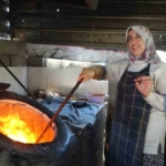 ekmek-parasini-kavurucu-sicakta-tandir-atesinin-icinden-cikaran-kadinlar-sicaga-dayanabilmek-icin-litrelerce-su-O9l3vxjJ.jpg
