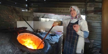 ekmek-parasini-kavurucu-sicakta-tandir-atesinin-icinden-cikaran-kadinlar-sicaga-dayanabilmek-icin-litrelerce-su-O9l3vxjJ.jpg