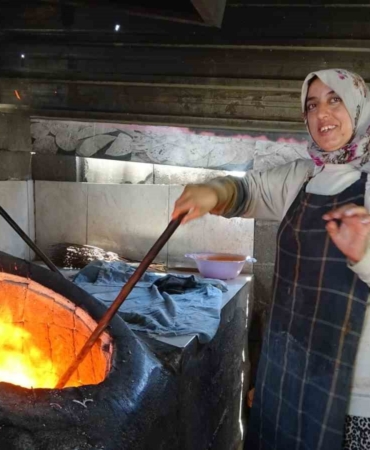 ekmek-parasini-kavurucu-sicakta-tandir-atesinin-icinden-cikaran-kadinlar-sicaga-dayanabilmek-icin-litrelerce-su-O9l3vxjJ.jpg