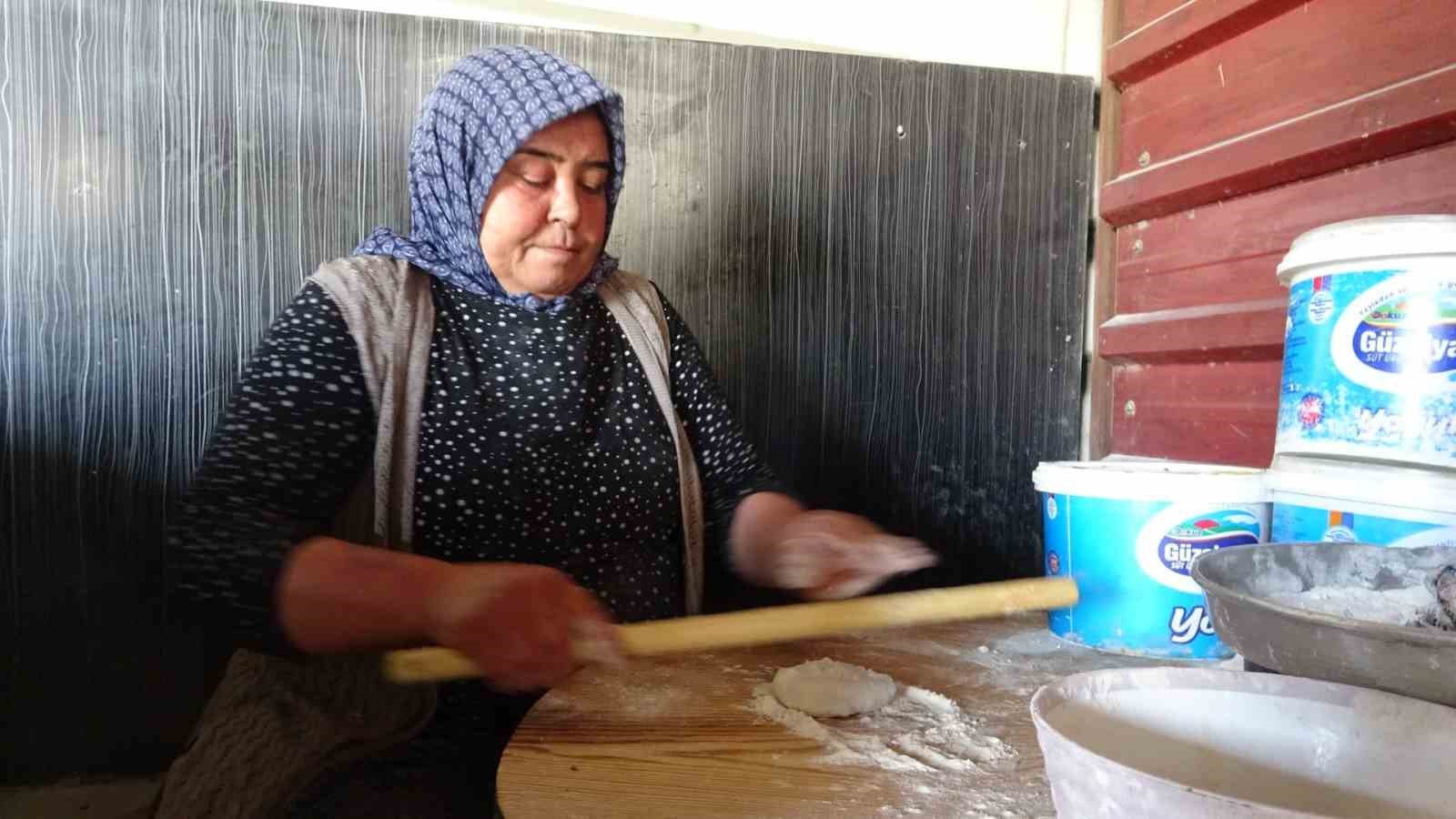 Ekmek parasını kavurucu sıcakta tandır ateşinin içinden çıkaran kadınlar sıcağa dayanabilmek için litrelerce su tüketiyorlar 5 ekmek parasini kavurucu sicakta tandir atesinin icinden cikaran kadinlar sicaga dayanabilmek icin litrelerce su T5lRuUYO