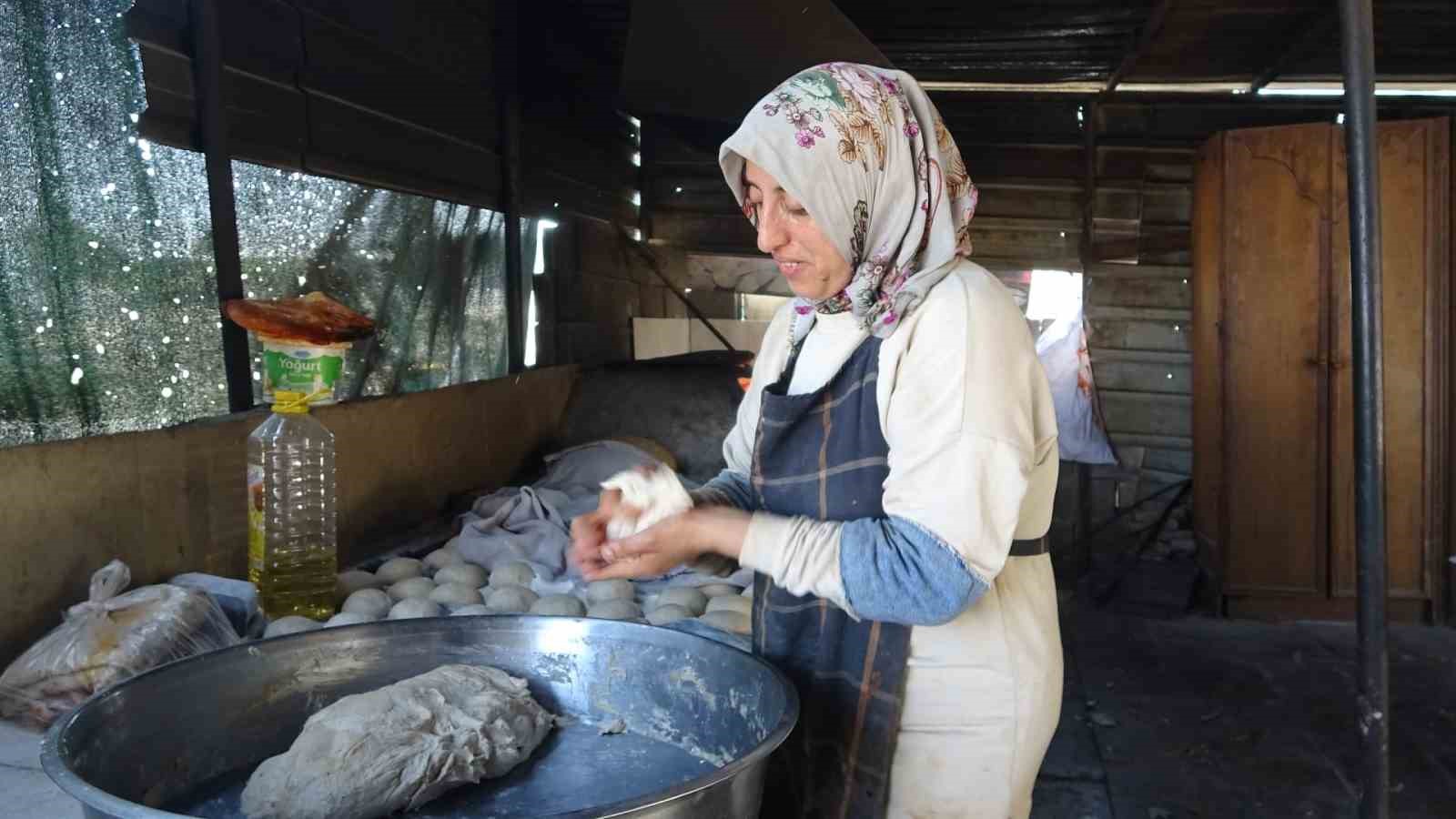 Ekmek parasını kavurucu sıcakta tandır ateşinin içinden çıkaran kadınlar sıcağa dayanabilmek için litrelerce su tüketiyorlar 6 ekmek parasini kavurucu sicakta tandir atesinin icinden cikaran kadinlar sicaga dayanabilmek icin litrelerce su sNIWrMGI