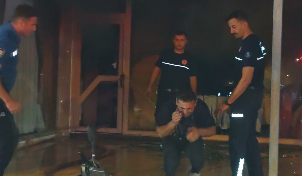 Ekmek teknesinin yandığını görünce gözyaşlarına boğuldu 12 ekmek teknesinin yandigini gorunce gozyaslarina boguldu 8 SZVqs8fz