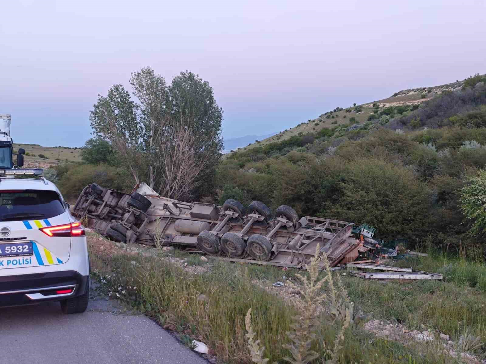 ekmek yuklu tir sarampole devrildi 0 CgQB3agT