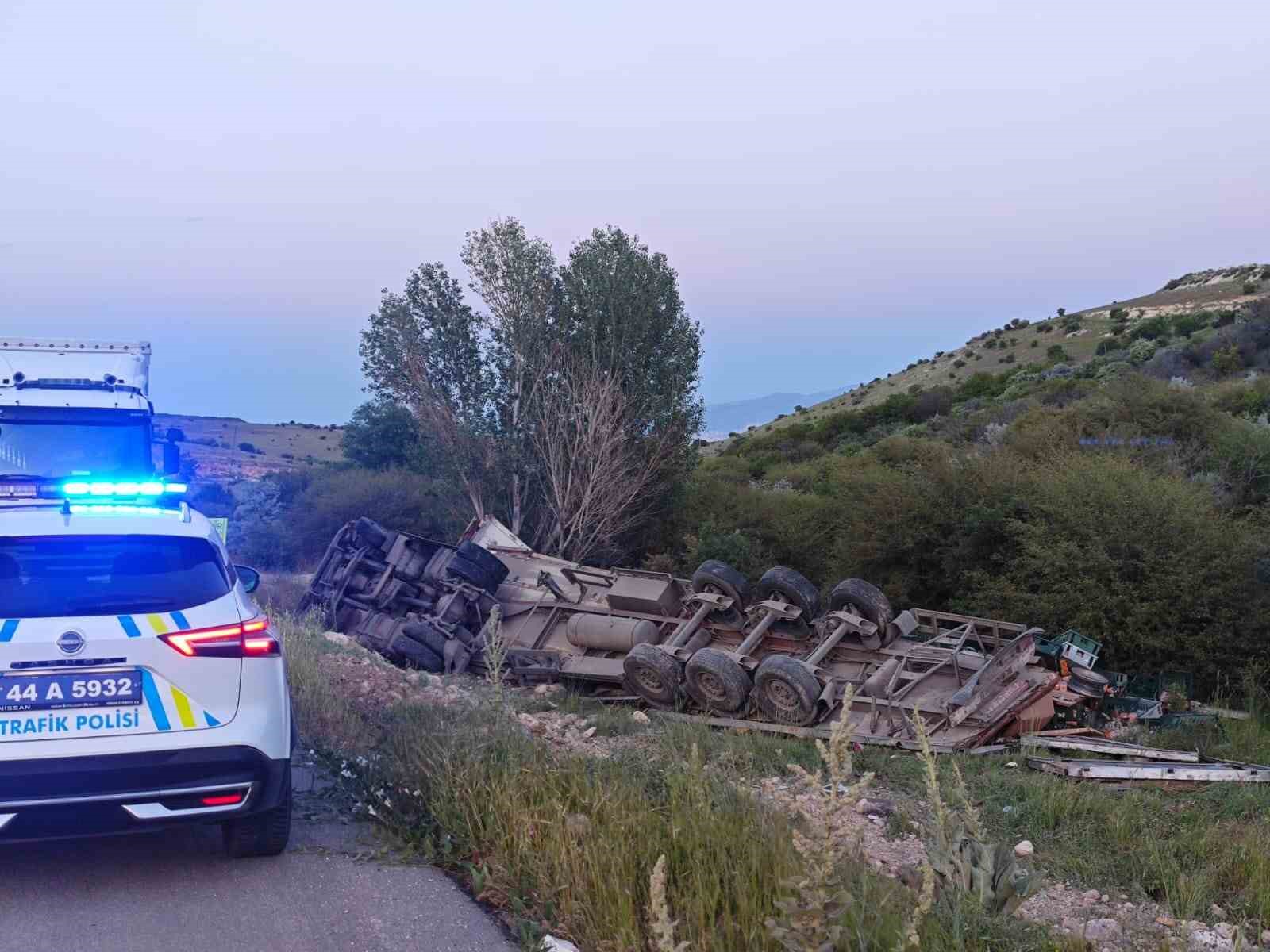 ekmek yuklu tir sarampole devrildi 1