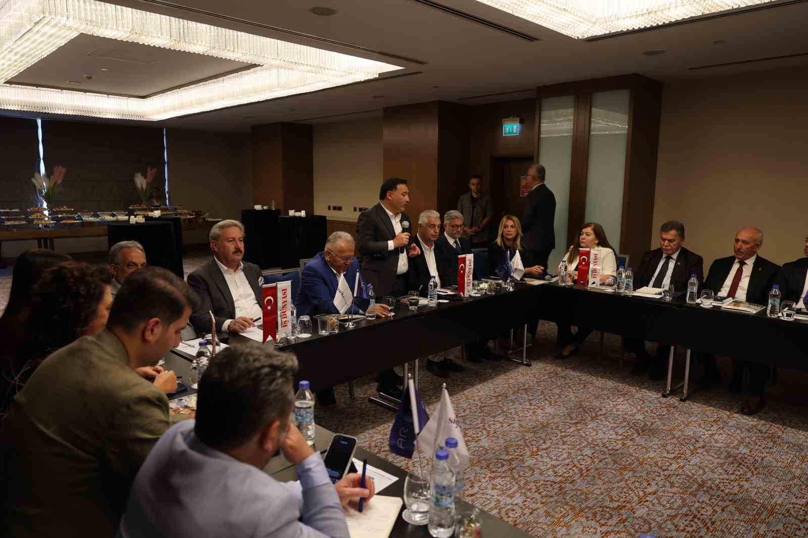 Ekonomiye Yön Verenler Zirvesi Kayseri’de yoğun katılımla gerçekleştirildi 7 ekonomiye yon verenler zirvesi kayseride yogun katilimla gerceklestirildi 3 eCbh1Ckd