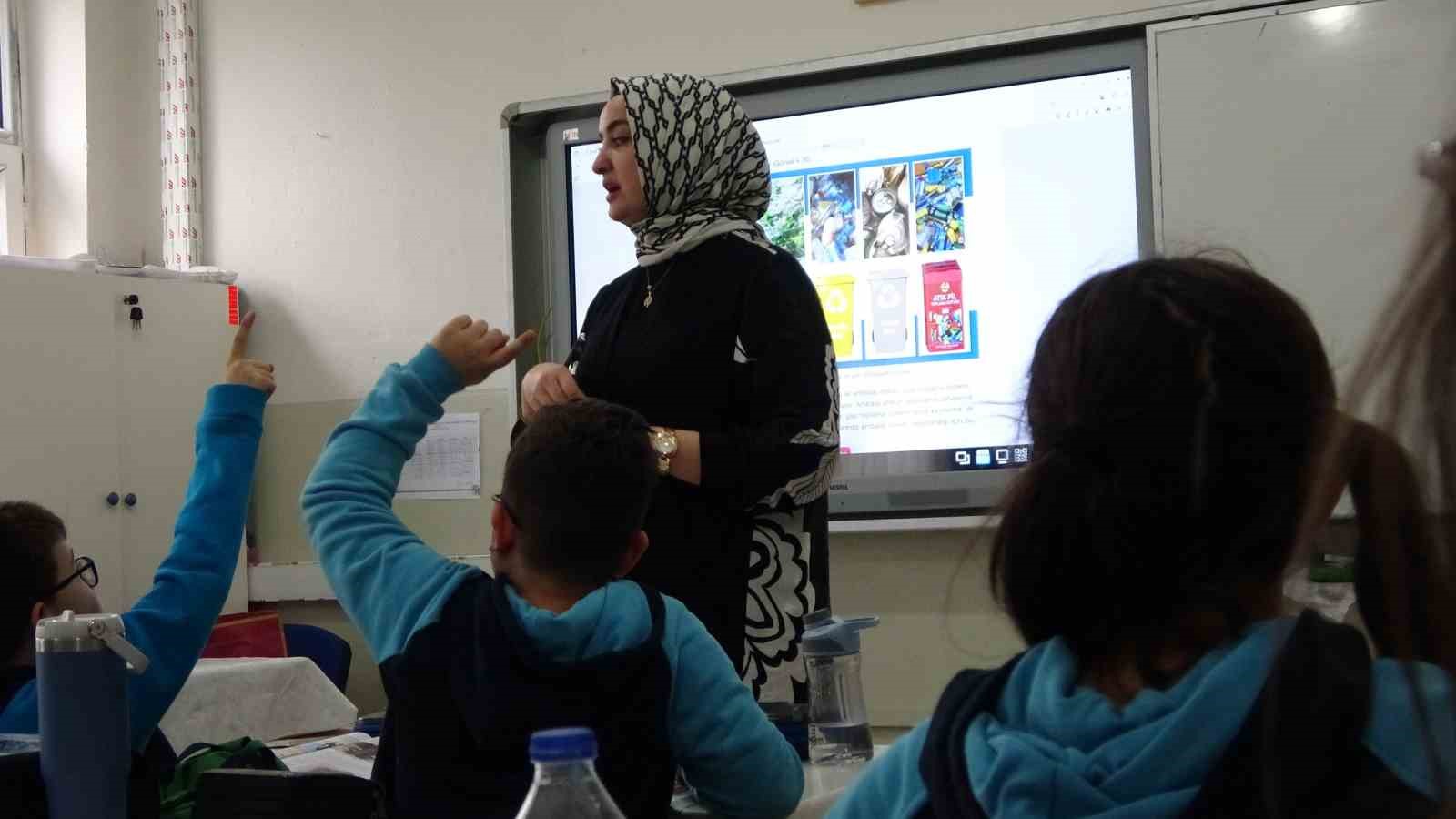 Ekran bağımlılığı haberinin etkisinde kaldı, kitap yazarak öğrencilerine yol gösterdi 6 ekran bagimliligi haberinin etkisinde kaldi kitap yazarak ogrencilerine yol gosterdi 2