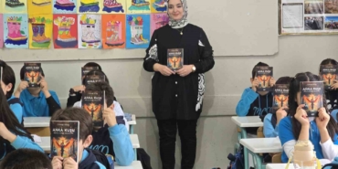 ekran-bagimliligi-haberinin-etkisinde-kaldi-kitap-yazarak-ogrencilerine-yol-gosterdi-IBHNXQLv.jpg