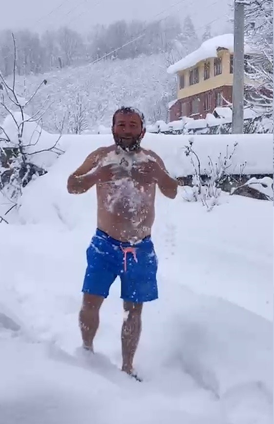 eksi 10 dereceyi aldirmadan sortuyla karda yuzdu 3