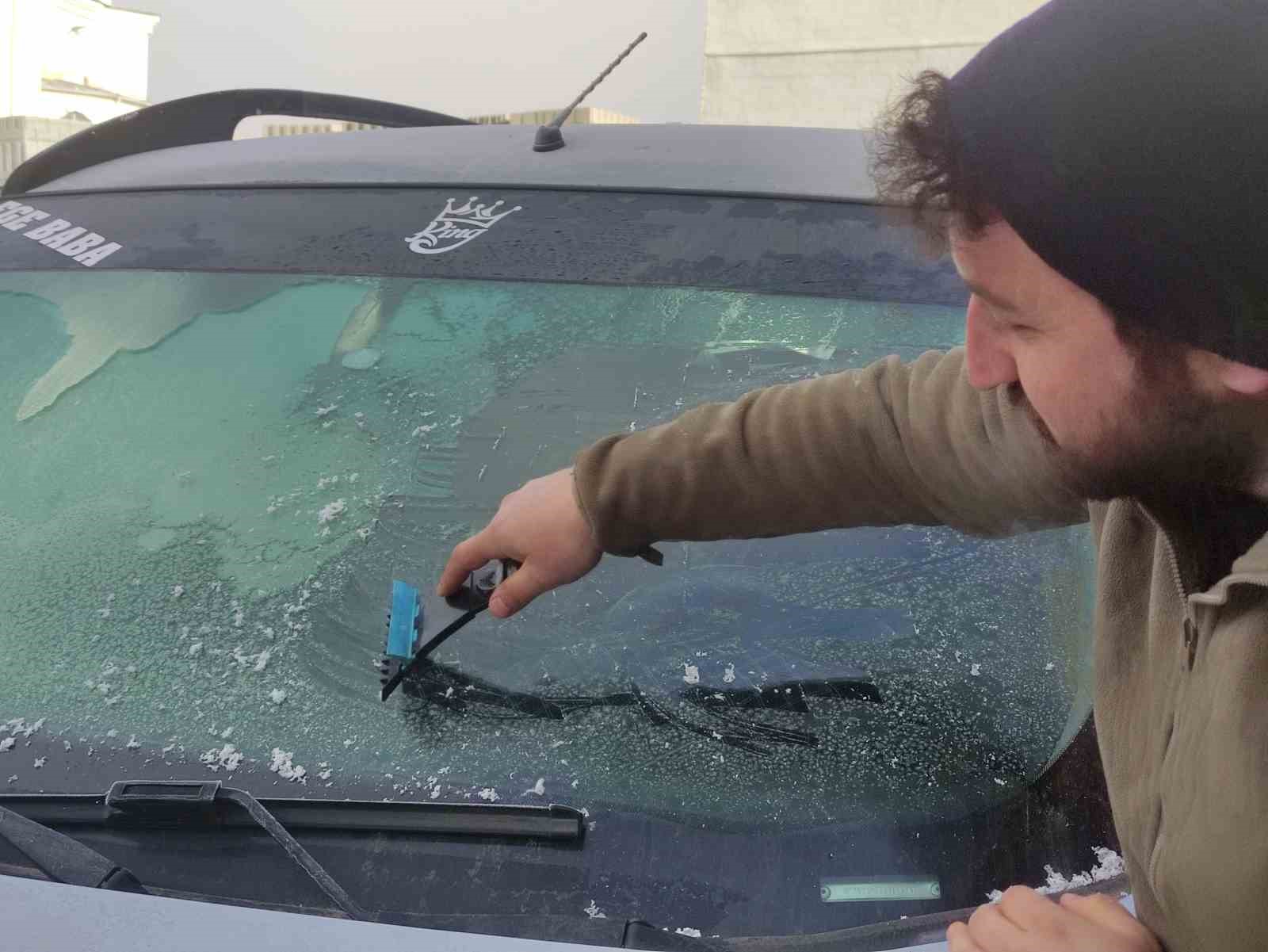 eksi 17 dereceyi goren kentte arac camlari buz tuttu 1 DYTI2yCV