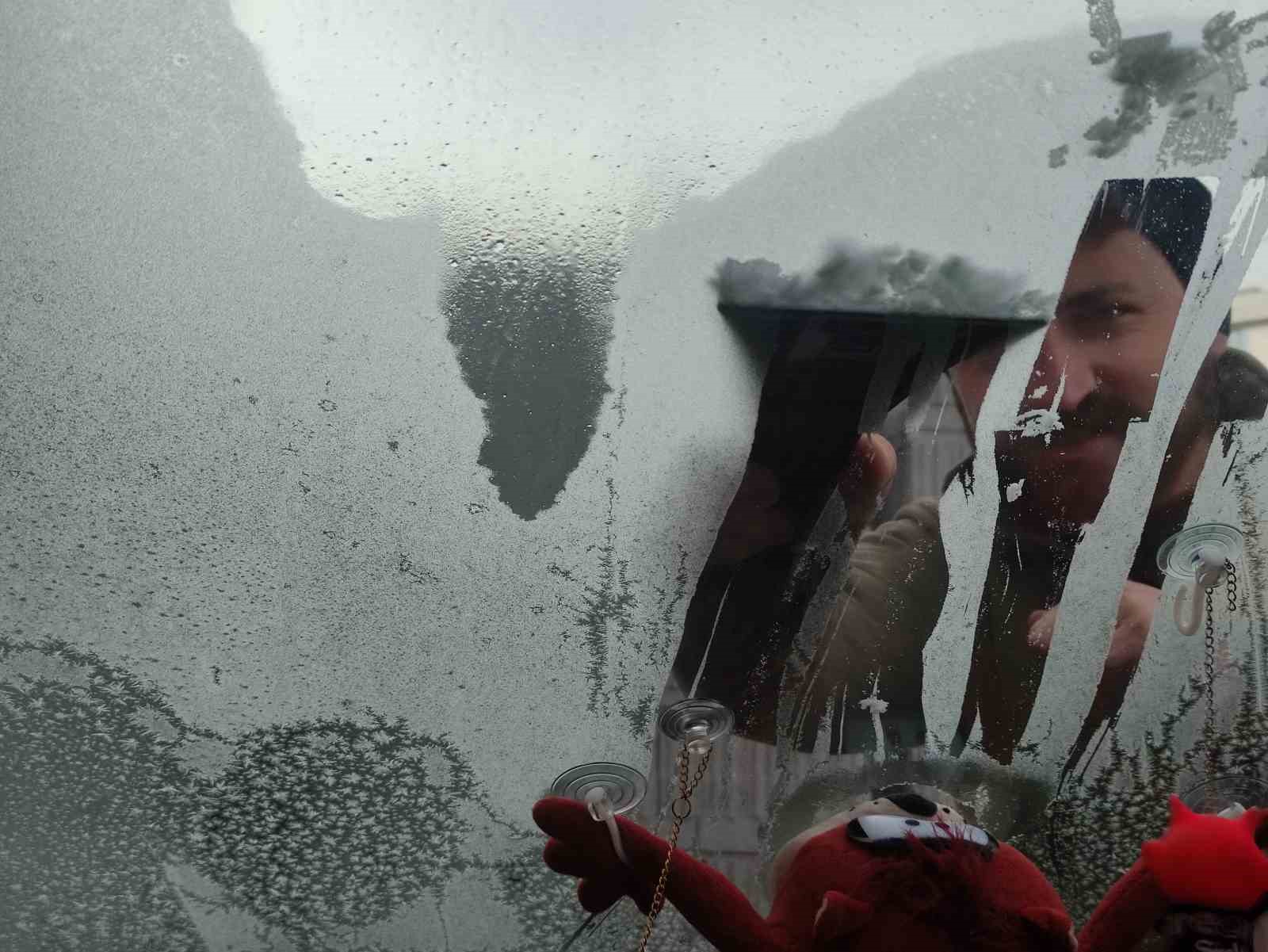 eksi 17 dereceyi goren kentte arac camlari buz tuttu 4 O1F5cj4u