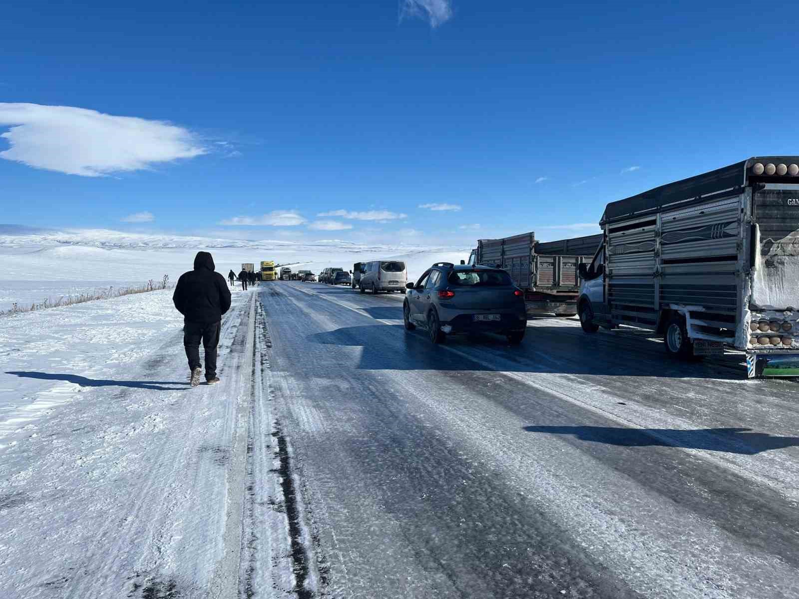 eksi 30a dusen sicakliklarda buz pistine donen yolda araclar mahsur kaldi 2 HSCHEOqa