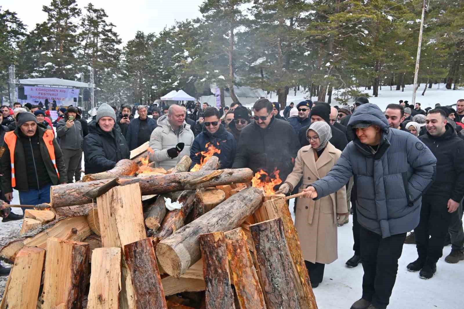 ekskavatorle kizak yapip soguk havada halaylarla isindilar 1 RnNqOvZu