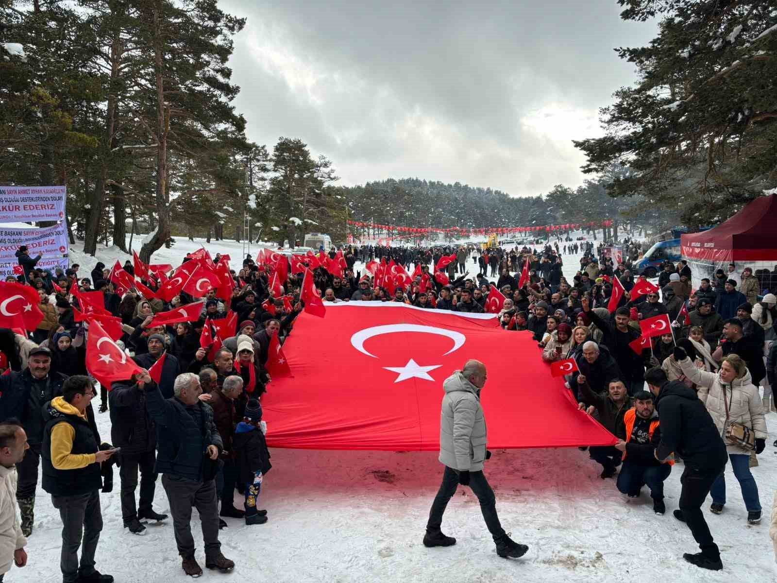ekskavatorle kizak yapip soguk havada halaylarla isindilar 3