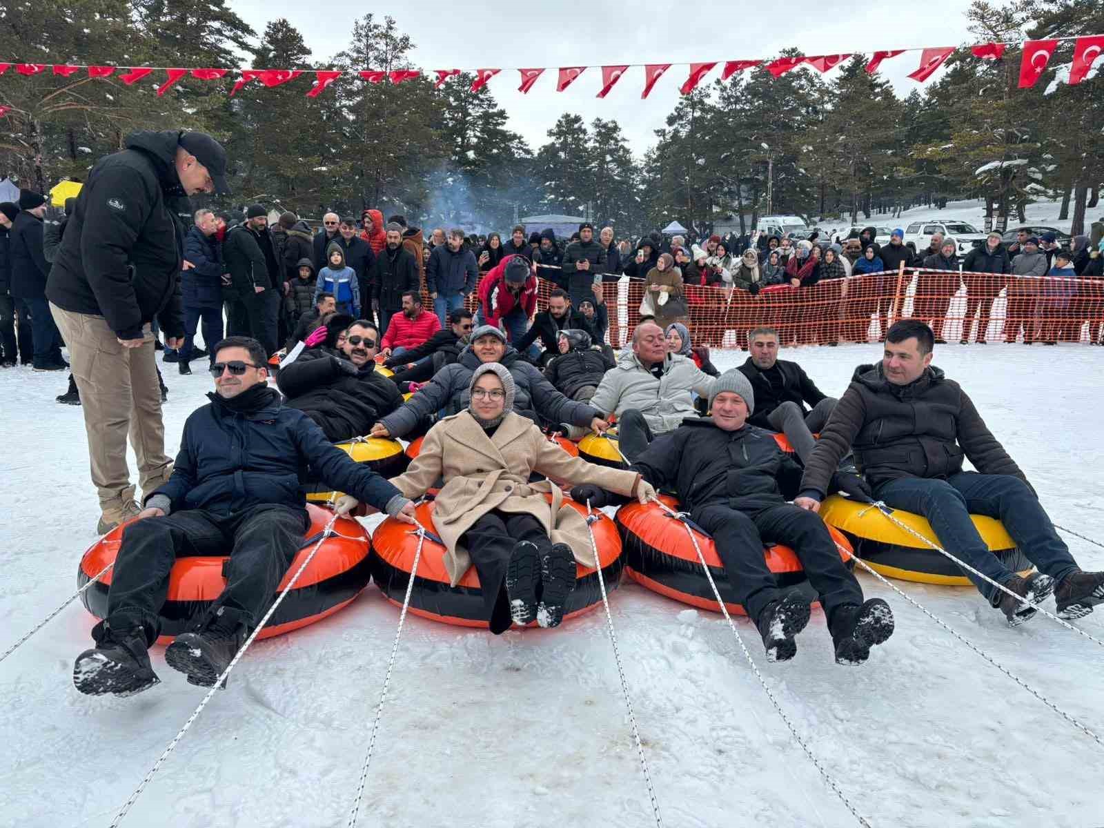 ekskavatorle kizak yapip soguk havada halaylarla isindilar 4 fpRACkH7