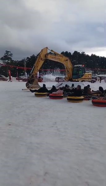ekskavatorle kizak yapip soguk havada halaylarla isindilar 6 aBdqdvnh