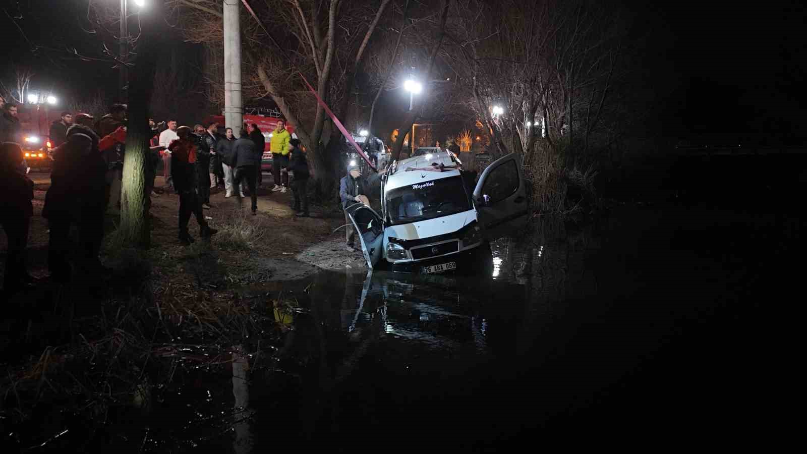 el freni cekilemeyen arac dustugu porsuk cayindan 4 saat sonra cikarildi 10