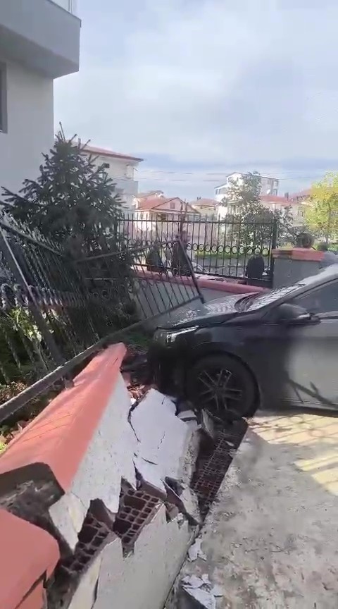 el freni cekilmeyen otomobil bahce duvarini yikti 0 bbCj4cHn