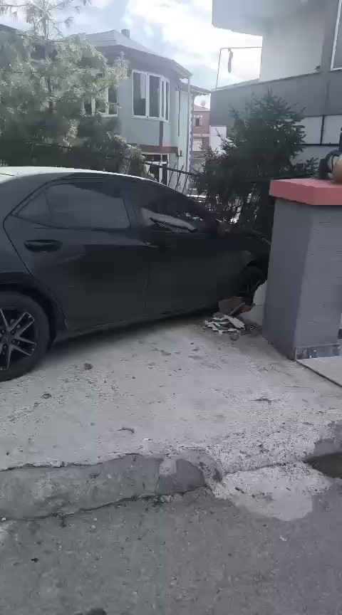 el freni cekilmeyen otomobil bahce duvarini yikti 1 LjRJJfFD