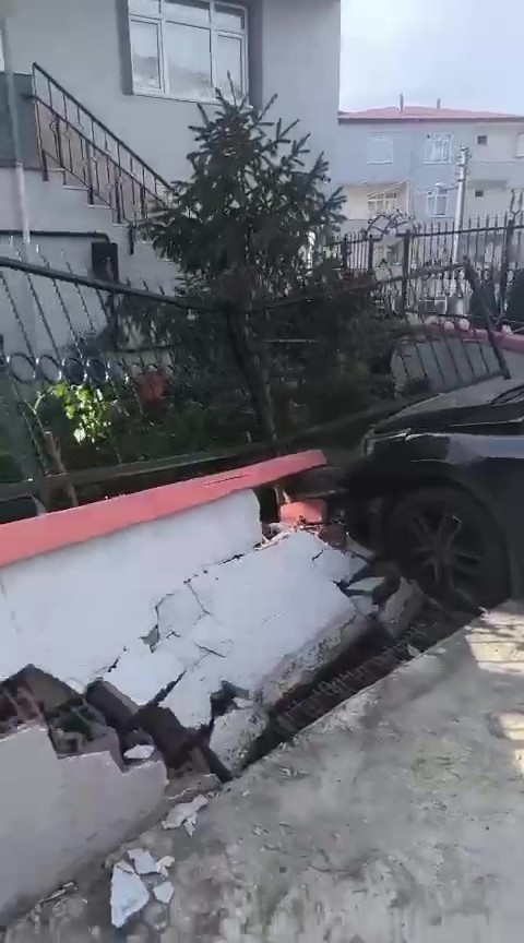 el freni cekilmeyen otomobil bahce duvarini yikti 2 Q3GlO4qT