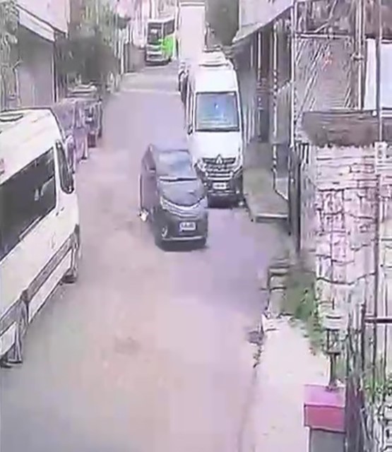 el freni cekilmeyen otomobil bahce duvarini yikti 3 Mf4QHlVp