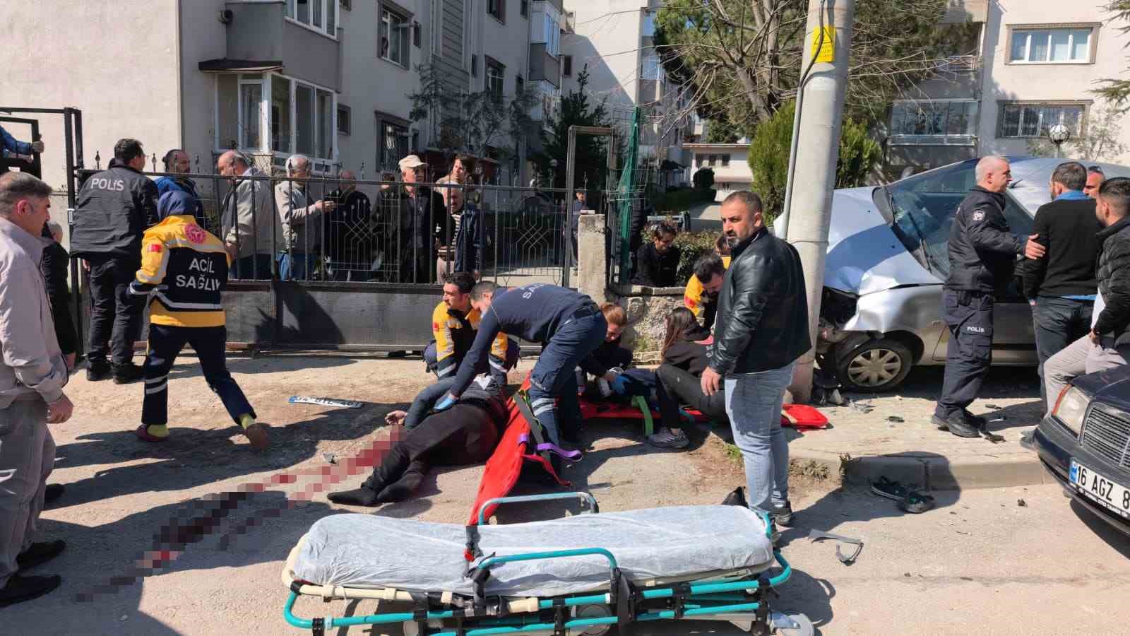 El freni çekilmeyen otomobil faciaya sebep oldu: 1 ölü, 2 ağır yaralı 8 el freni cekilmeyen otomobil faciaya sebep oldu 1 olu 2 agir yarali 4 5MqgH6M3