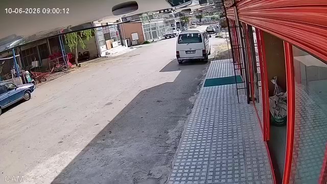 el freni cekilmeyen otomobil hareket edip minibuse carpti o anlar kamerada 1 q6Ud2Xhb