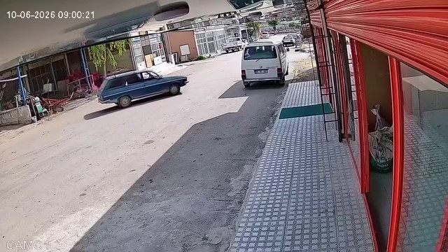 el freni cekilmeyen otomobil hareket edip minibuse carpti o anlar kamerada 2 YnLvTEYn