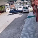 el-freni-cekilmeyen-otomobil-hareket-edip-minibuse-carpti-o-anlar-kamerada-58OjUgWS.jpg