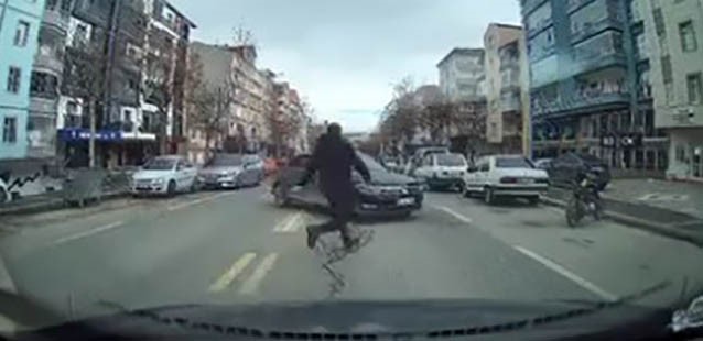El frenini çekilmeyen araç hareket etti, başka bir sürücü koşarak el frenini çekti 4 el frenini cekilmeyen arac hareket etti baska bir surucu kosarak el frenini cekti 0 jlcudMmj