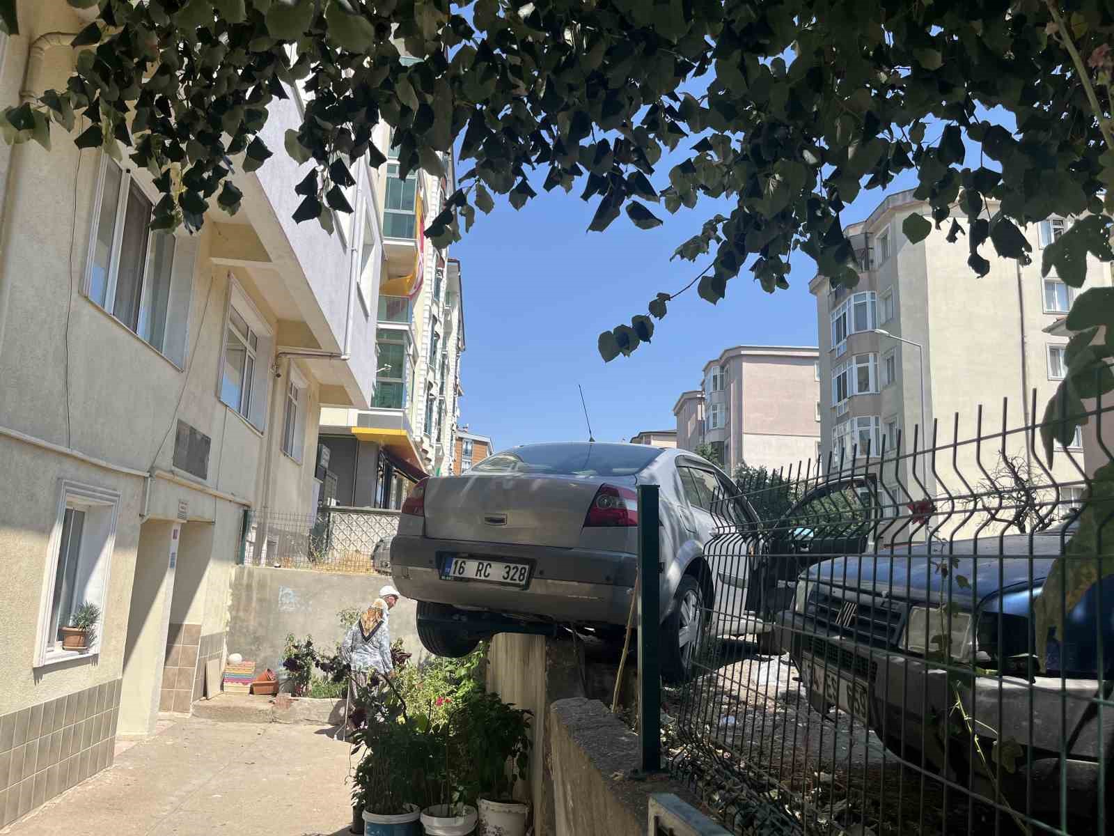 El frenini çekmeyi unuttu, otomobil bahçe duvarında asılı kaldı 4 el frenini cekmeyi unuttu otomobil bahce duvarinda asili kaldi 0 uJbzvtHC