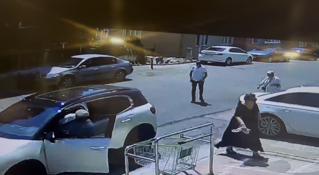 El frenini çekmeyi unuttu, otomobil bahçe duvarında asılı kaldı 5 el frenini cekmeyi unuttu otomobil bahce duvarinda asili kaldi 1 k4Vf1cuw