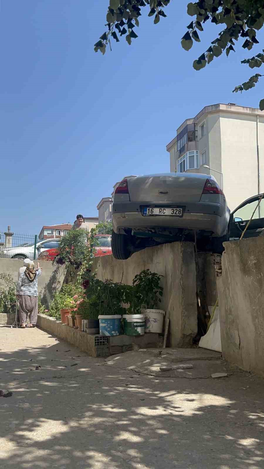 El frenini çekmeyi unuttu, otomobil bahçe duvarında asılı kaldı 6 el frenini cekmeyi unuttu otomobil bahce duvarinda asili kaldi 2 GUVHLgkj
