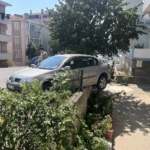 el-frenini-cekmeyi-unuttu-otomobil-bahce-duvarinda-asili-kaldi-3VfTWMmb.jpg