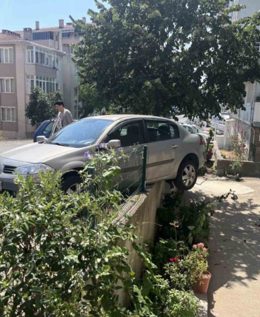 el-frenini-cekmeyi-unuttu-otomobil-bahce-duvarinda-asili-kaldi-3VfTWMmb.jpg