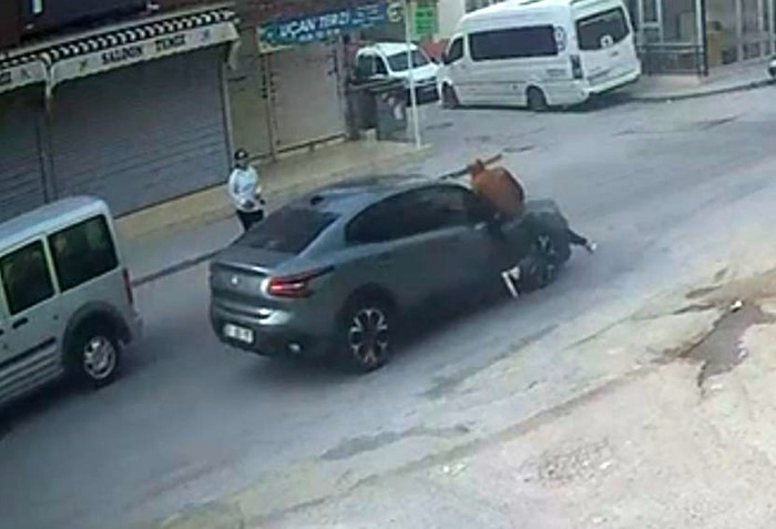 el sallayip karsiya gecmek isterken otomobil carpti 0 EOIbfpIr