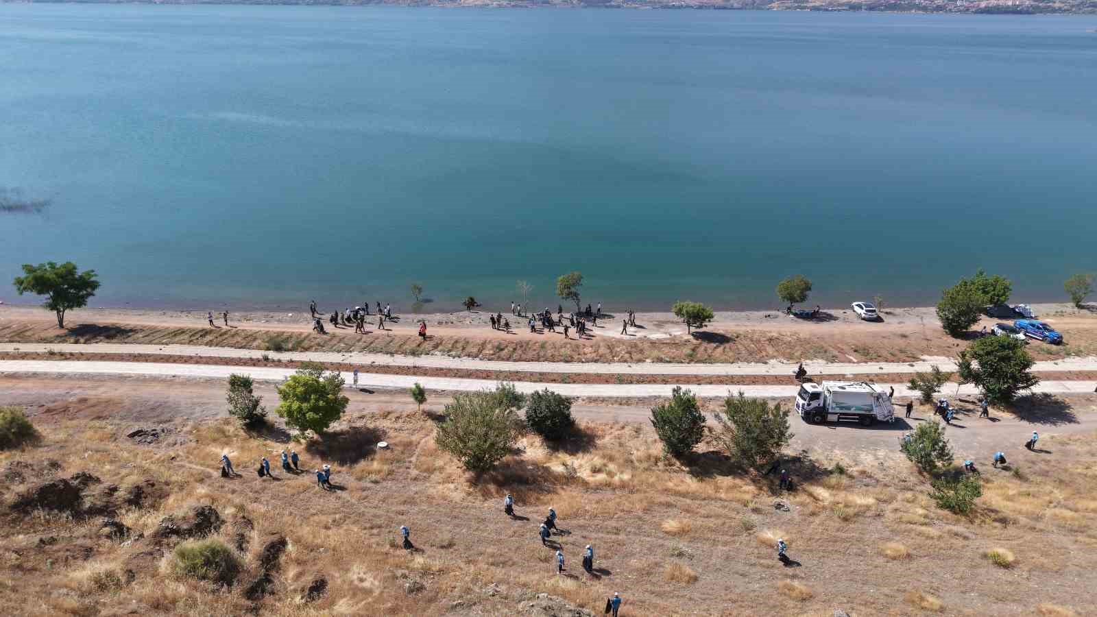 Elazığ Hazar Gölü çevresinde temizlik çalışması 4 elazig hazar golu cevresinde temizlik calismasi 0 9uNpAwUL