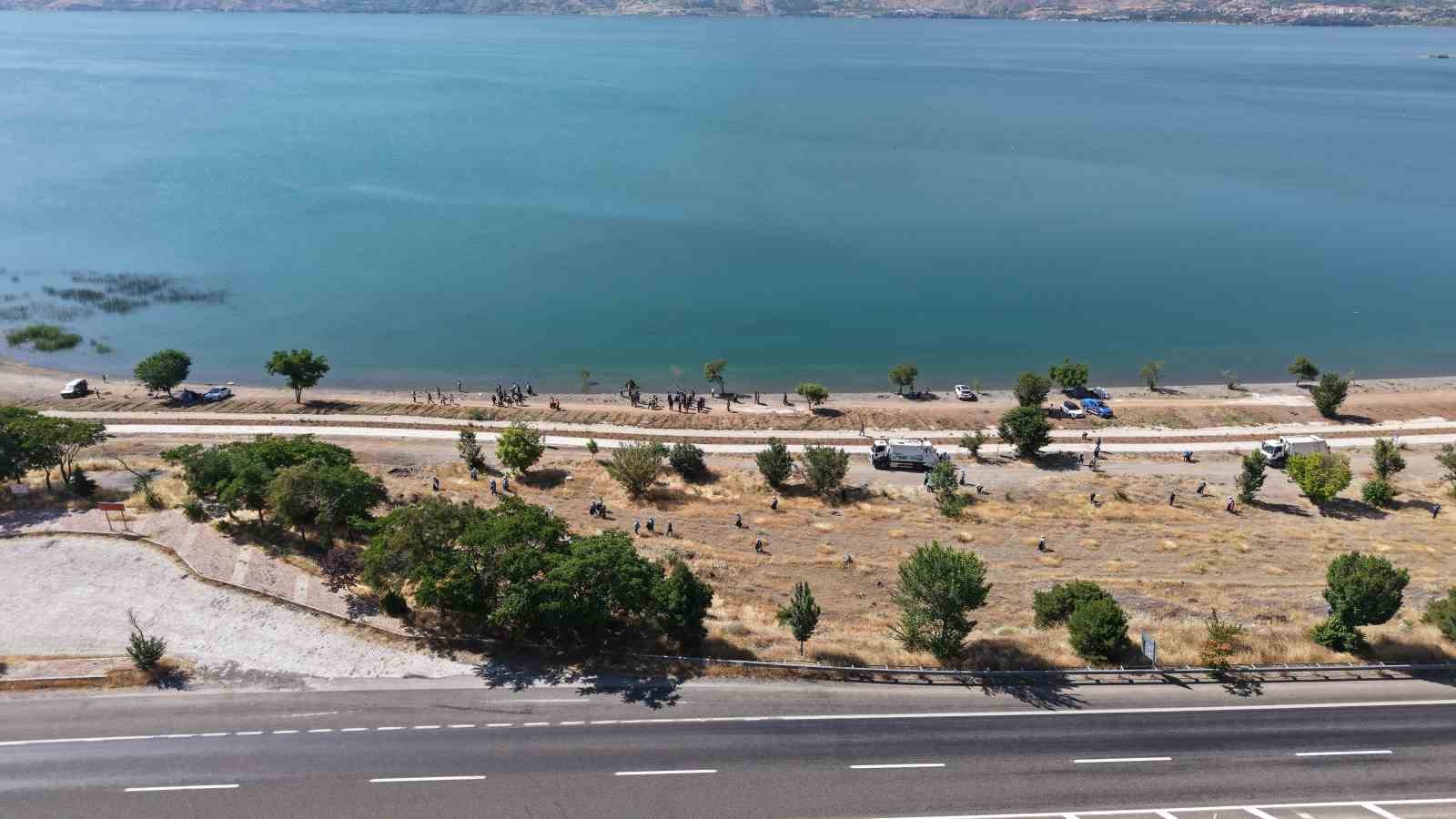 Elazığ Hazar Gölü çevresinde temizlik çalışması 6 elazig hazar golu cevresinde temizlik calismasi 2 jna4WNih