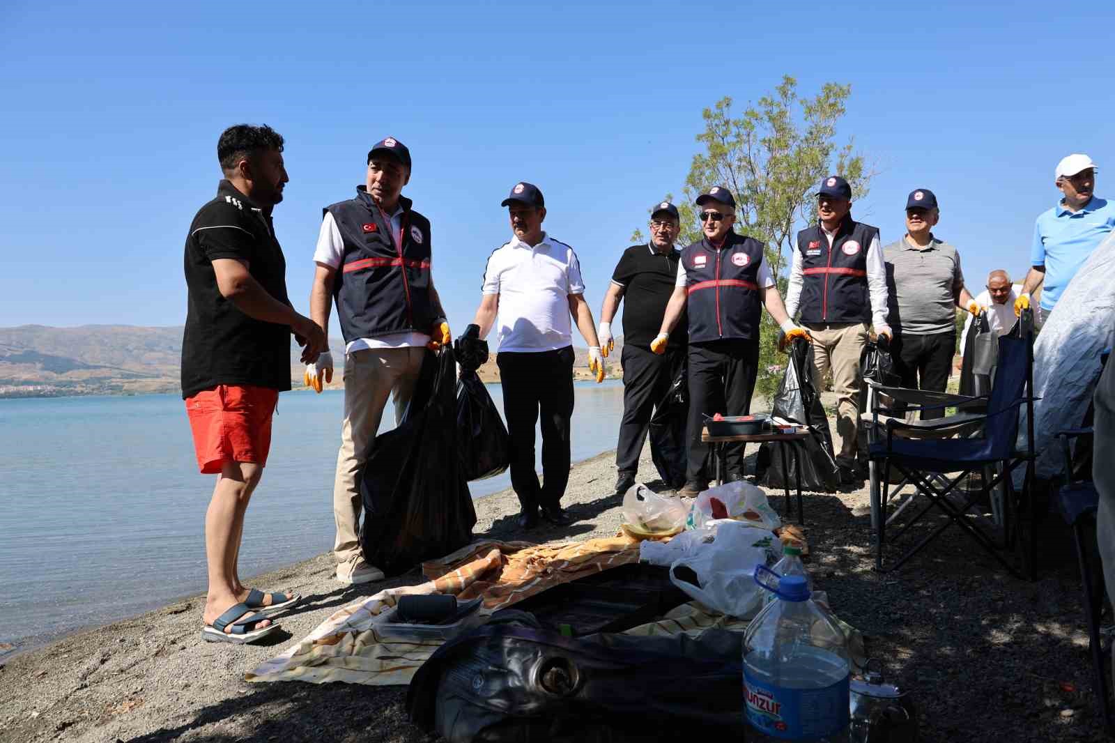 Elazığ Hazar Gölü çevresinde temizlik çalışması 10 elazig hazar golu cevresinde temizlik calismasi 6 7AztVWEm